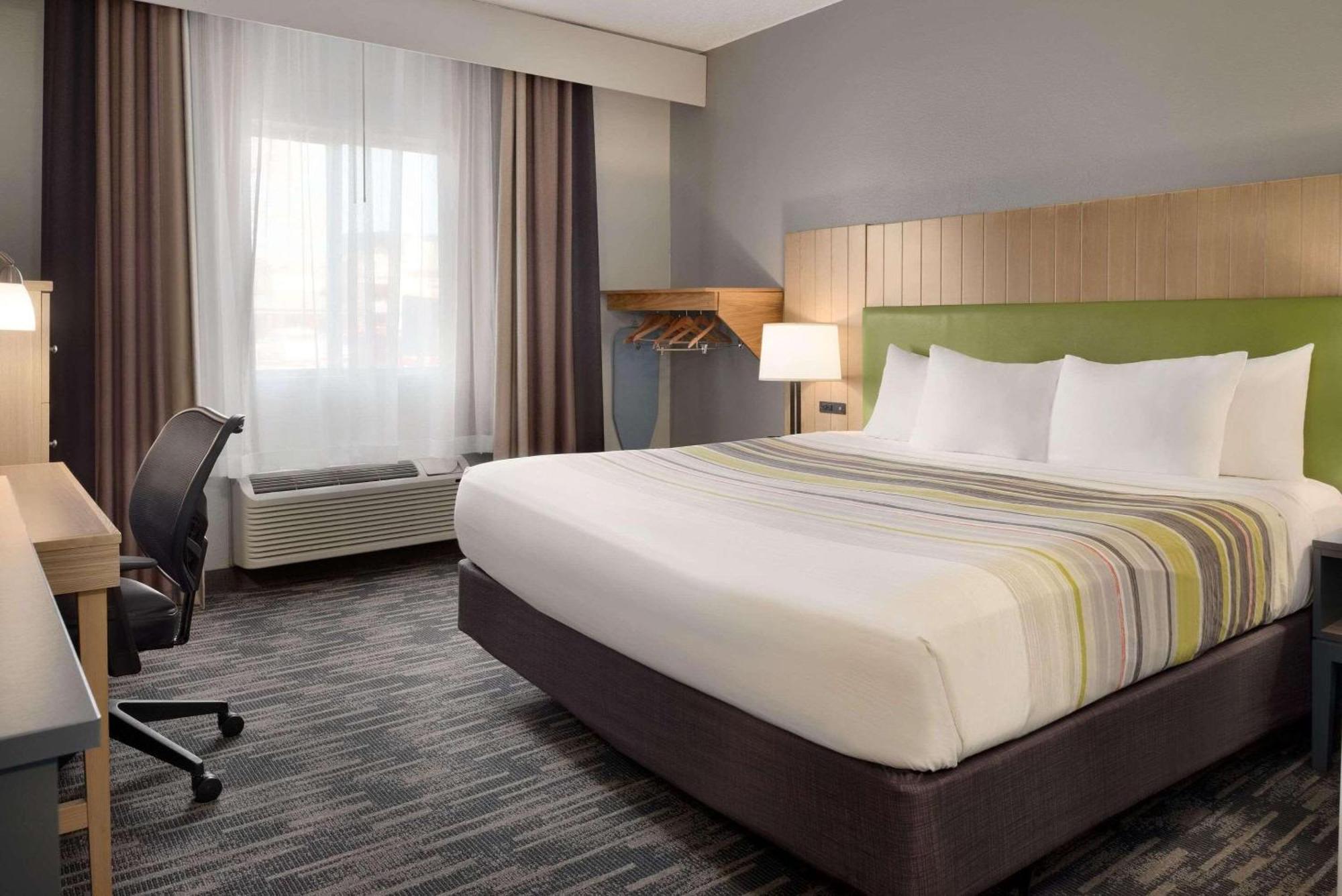Hotel Country & By Radisson, Brookings